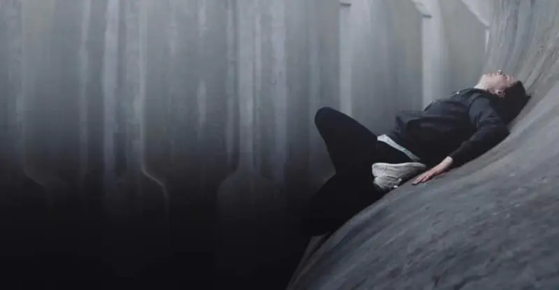 남자가 누워있다.